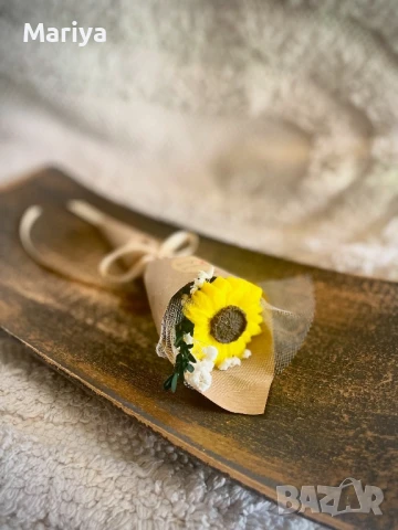 Красив букет с ароматно цвете от восък и крафт хартия  , снимка 3 - Изкуствени цветя - 51279385