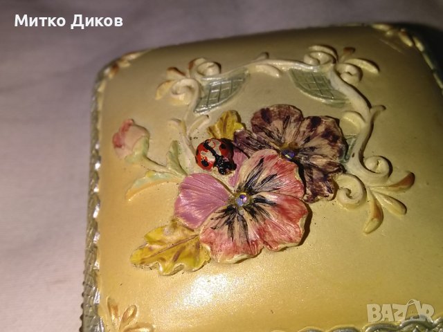 Пудриера около 1920г френска флорален мотив 60х60х35мм-четири камъчета, снимка 8 - Антикварни и старинни предмети - 36617297