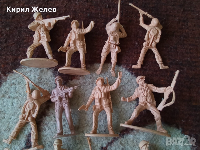 Войници пластмасови 12 броя 51731, снимка 4 - Колекции - 52105274