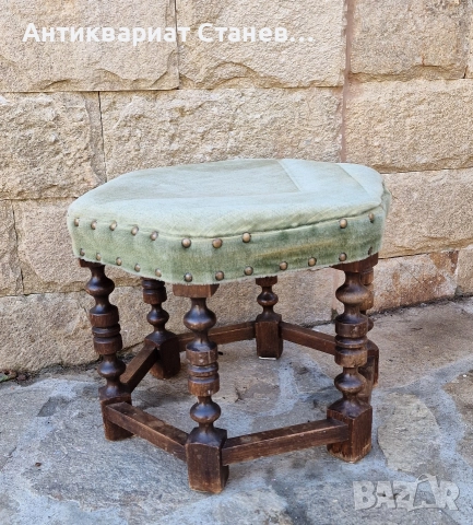 Винтидж дървена табуретка 