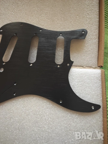 Пикгард за Strat от анодиран алуминий, снимка 2 - Китари - 53474262