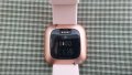 Смарт часовник Fitbit Versa 2,Розов,(включени S и L ленти)сърдечен ритъм, музика, вградена Alexa, пр, снимка 3