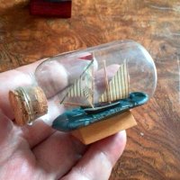 Сувенирен кораб - макет в стъклена бутилка на декоративна дървена поставка, снимка 4 - Колекции - 28754325