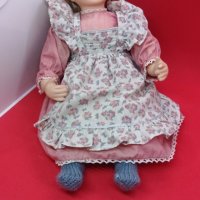Порцеланова кукла седяща 40см