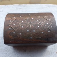 Стара дървена кутийка с бронзови набивки и седеф, снимка 2 - Антикварни и старинни предмети - 38999931