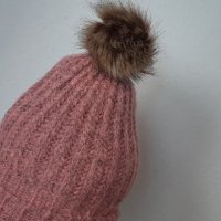  Зимна дамска шапка с пух, снимка 5 - Шапки - 35499688