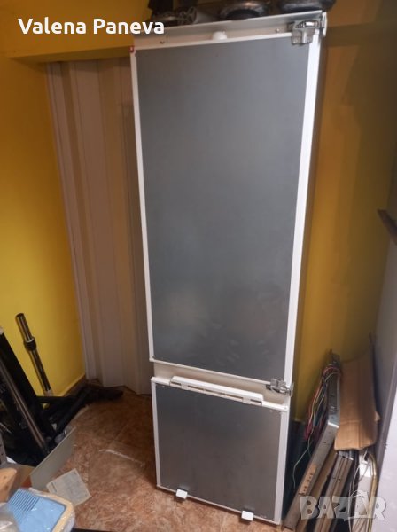 Хладилник за вграждане с камера и отделение за плодове, снимка 1