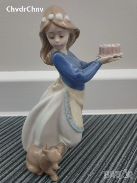 NAO Lladro статуетка 19см/НАО ЛАДРО испанска порцеланова фигура/момиче с торта и куче, снимка 1