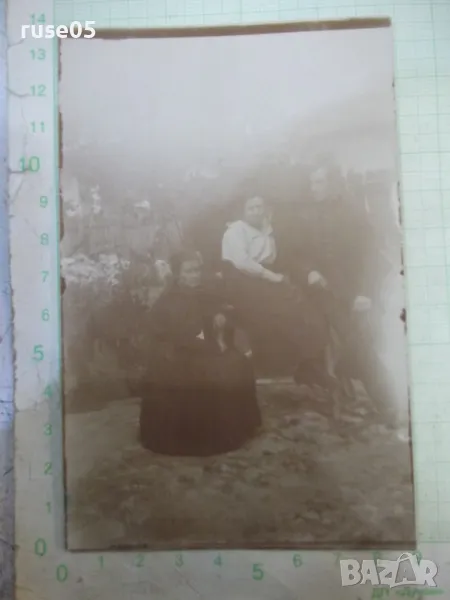 Снимка стара на две жени и един мъж пред ограда, снимка 1