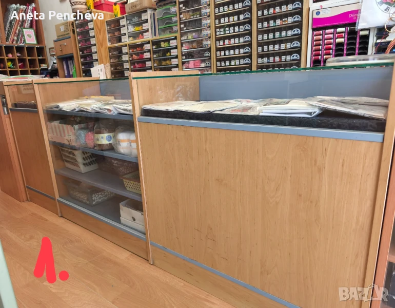 Спешно продавам оборудване ( шкафове с витрини) за магазин, снимка 1