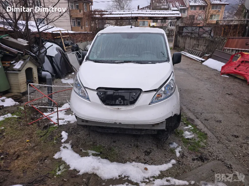 Продавам предна броня комплект 2 части и емблема предна за Нисан ,nissan е nv 200, снимка 1