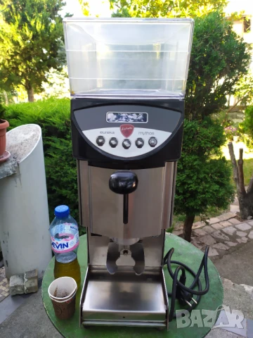 Професионална кафе мелачка Eureca Mythos с механизъм за пресоване .