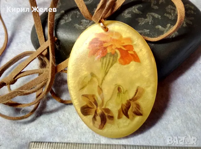 ОЧАРОВАТЕЛЕН СТАР ФЛОРАЛЕН ВИНТИДЖ МЕДАЛЬОН СИНТЕТИЧА Арт СМОЛА с ВЕЛУРЕНО ШНУРЧЕ 48759, снимка 9 - Колиета, медальони, синджири - 48828228