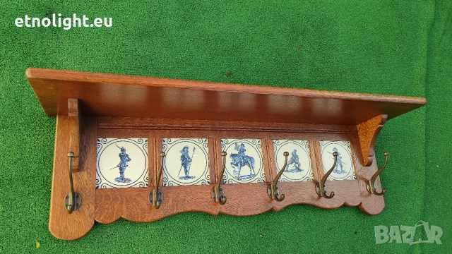 Уникална масивна дъбова закачалка с рафт отгоре и порцеланови плочки 