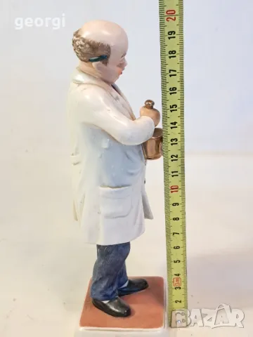 порцеланова фигурка на аптекар фармацевт Goebel , снимка 7 - Колекции - 49795519