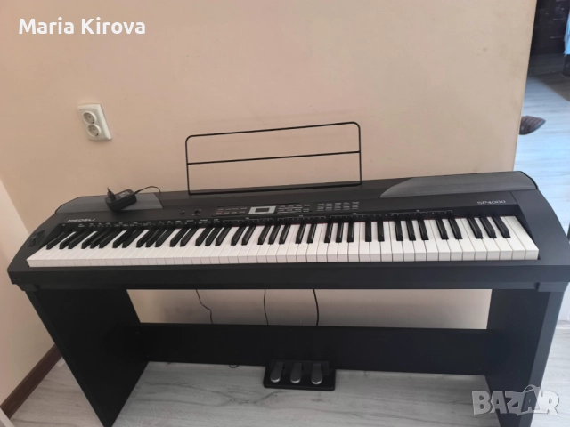 Електронно пиано със стойка