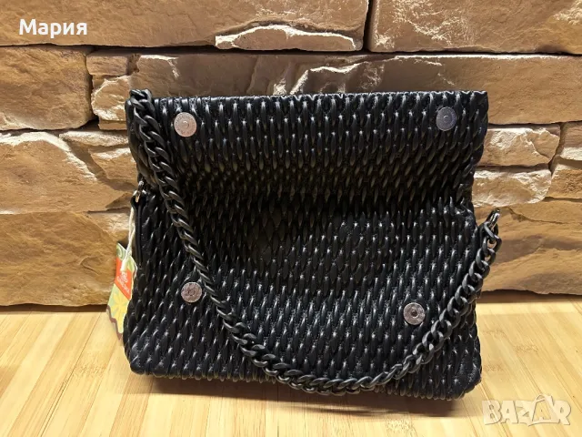 Дамска черна кожена чанта, снимка 4 - Чанти - 47350629