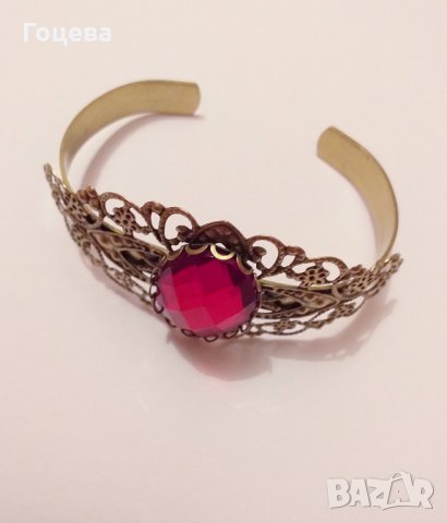 Разкошна Викторианска гривна с червен кабошон и прелестни филигранни орнаменти в цвят Антично злато, снимка 7 - Гривни - 28168753