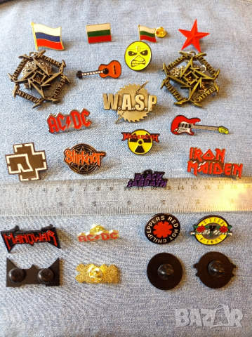 метални брошки, значки