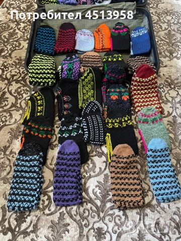 Ръчно плетени терлици, снимка 4 - Дамски чорапи - 53373322