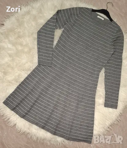 Светлосива рокля от фино плетиво в райе от бели точици, снимка 1