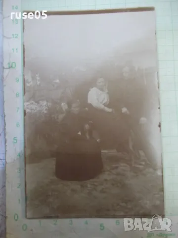 Снимка стара на две жени и един мъж пред ограда