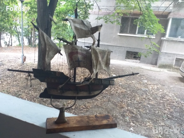 Стар голям дървен кораб Santa Maria с кожени платна