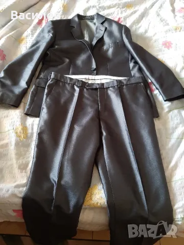 сиво-син костюм