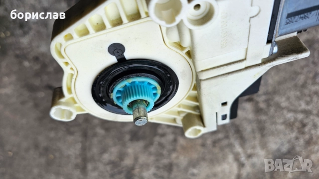 Задно ляво моторче за стъкло за Audi Q7 , снимка 2 - Части - 51637401