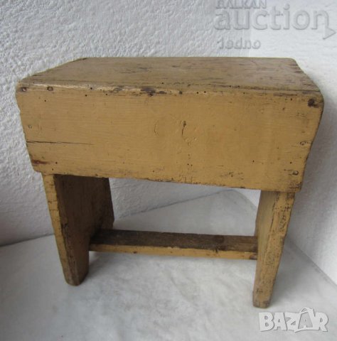 Стар дървен стол столче