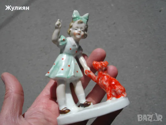 СТАР ПОРЦЕЛАН МОМИЧЕ С КУЧЕ МАРКИРАН, снимка 3 - Антикварни и старинни предмети - 49870740