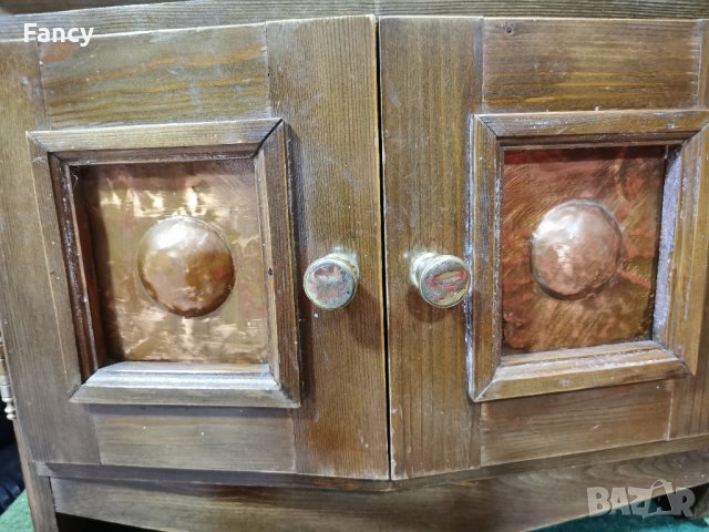 Старо нощно шкафче с медни орнаменти , снимка 3 - Антикварни и старинни предмети - 43105847