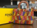 Дамска чанта Fendi, снимка 1 - Чанти - 32392202