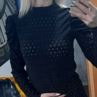 Черна блузка с къдрави рамене S , снимка 2 - Блузи с дълъг ръкав и пуловери - 34935148