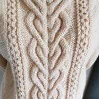 Ръчно плетен пуловер с аранови елементи , снимка 3 - Блузи с дълъг ръкав и пуловери - 23873451