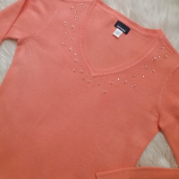 Блуза в цвят корал с остро деколте и камъчета и синци по него, снимка 2 - Блузи с дълъг ръкав и пуловери - 44907932