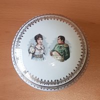 Старинна порцеланова кутия за бижута Наполеон и Жозефина, снимка 2 - Антикварни и старинни предмети - 39280503