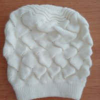 Модерна бяла дамска шапка 35% ангора, снимка 1 - Шапки - 43464332