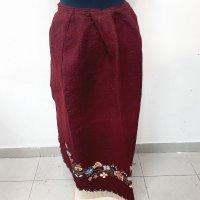 Автентична червена вълнена престилка, част от носия(16.3), снимка 1 - Антикварни и старинни предмети - 43689155