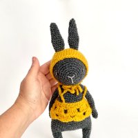 Зайче с шапка, детска играчка ръчна изработка, плетени играчки, подарък за дете, плетено зайче, снимка 7 - Плюшени играчки - 43143529
