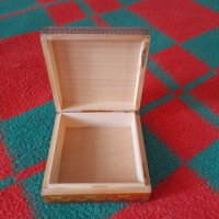 Дървена пирографирана кутия, снимка 4 - Антикварни и старинни предмети - 43620097