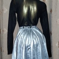  К-т S/M Черна прозрачна блуза със сребристи точки и сребриста пола с кожен ефект, снимка 2 - Поли - 43722543