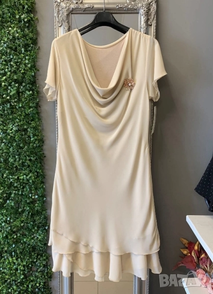 елегантна дамска рокля с брошка , снимка 1