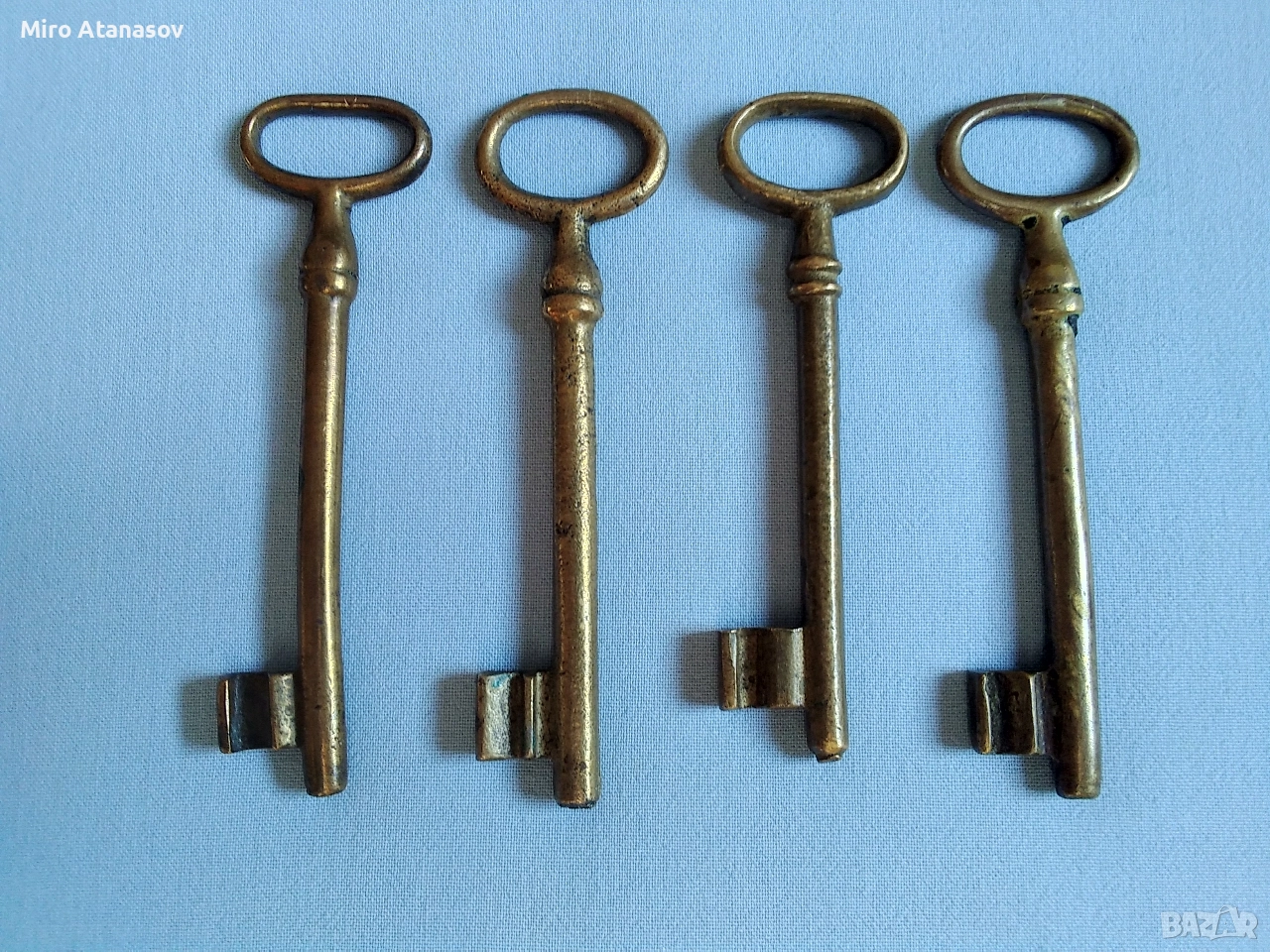Лот 4 големи стари бронзови ключа, снимка 1