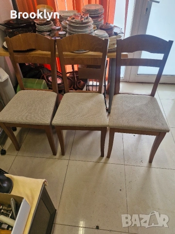 Продават си дървени трапезни столове
