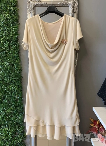 елегантна дамска рокля с брошка 