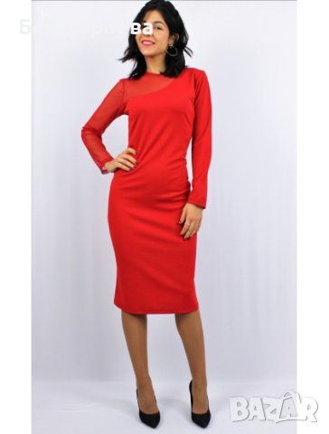Червена рокля с дълги прозрачни ръкави и вталена форма.