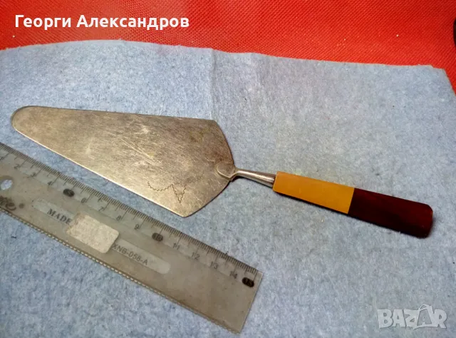 СТАРИННА БРОНЗОВА ДЕБЕЛО ПОСРЕБРЕНА ЛОПАТКА за СЕРВИРАНЕ на ТОРТА с КЕХЛИБАРЕНА ДРЪЖКА КЕХЛИБАР