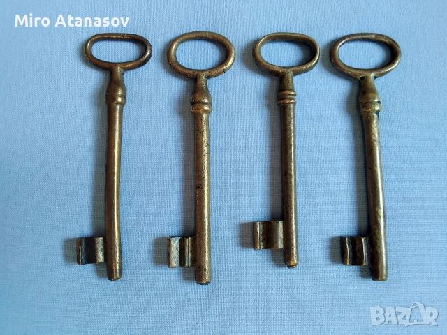 Лот 4 големи стари бронзови ключа