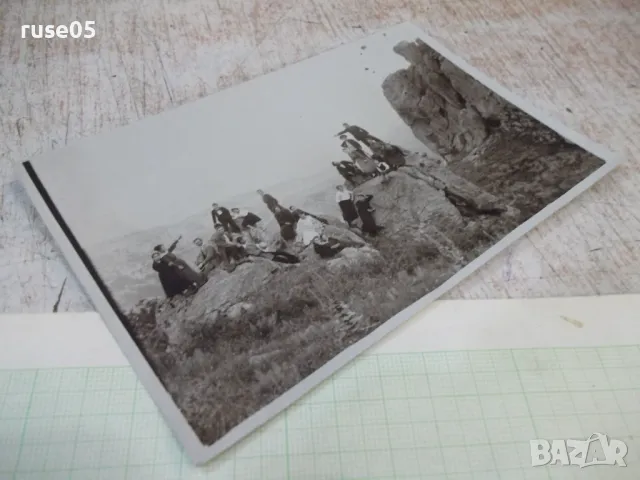 Снимка стара на група младежи върху скалите, снимка 3 - Колекции - 47910471